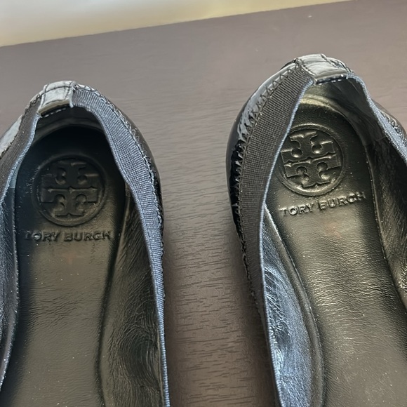 TORY BURCH Patent Caroline Ballet Flats Black Leather Gold Logo Sz 8 - Picture 5 of 9